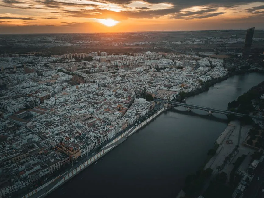 Vista aérea del valle del Guadalquivir a su paso por la provincia de Sevilla, con campos de cultivo y acuíferos aluviales