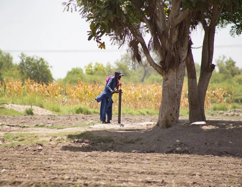 Técnico realizando un ensayo de bombeo en un pozo durante un estudio hidrogeológico en Córdoba